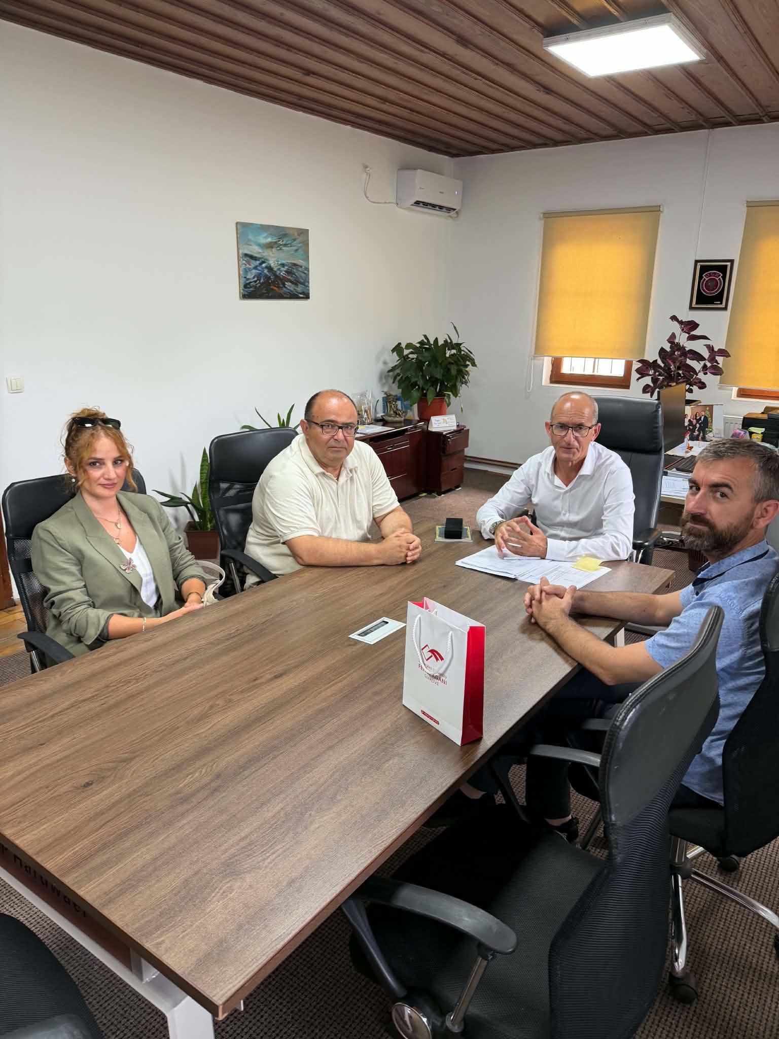Departamenti i Gjuhës Shqipe dhe Letërsisë zhvillon takim pune me DKA-në në Gjakovë