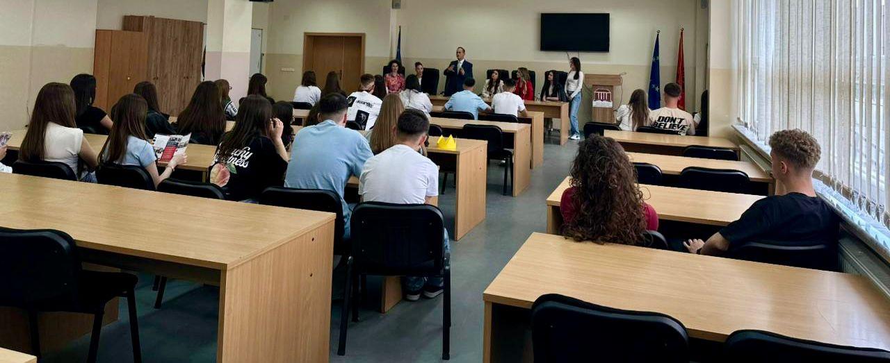 Fakulteti i Filologjisë prezantohet para maturantëve të shkollave të mesme