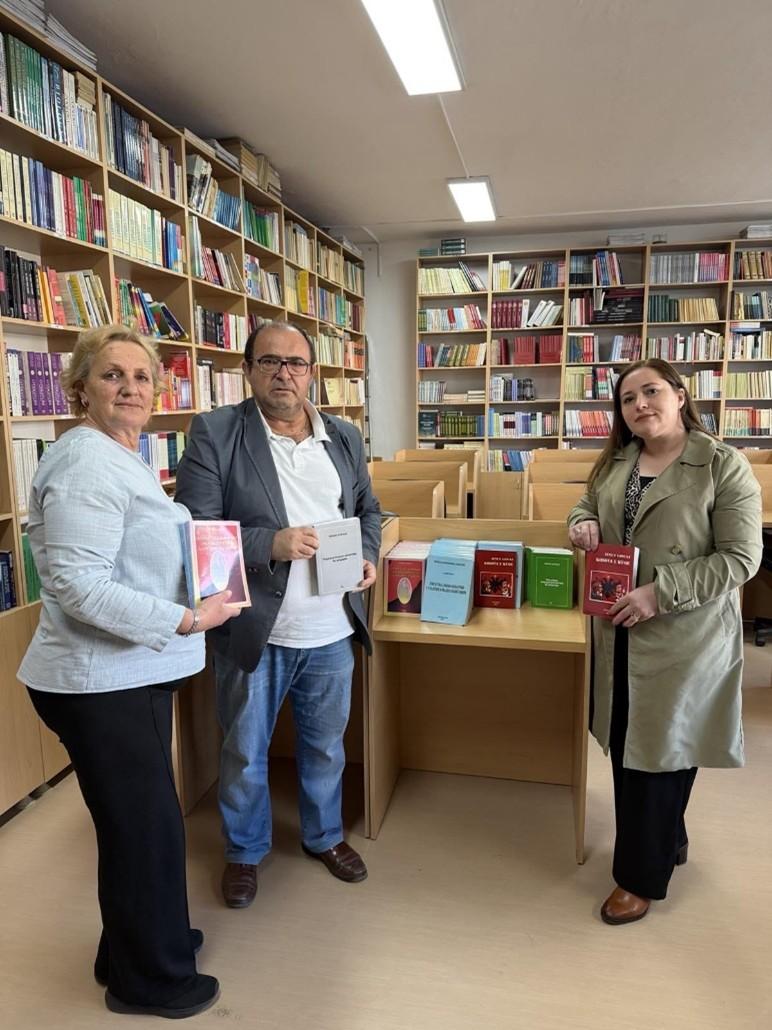 Dhurohet fond librash për Bibliotekën e Fakultetit të Filologjisë në UFAGJ