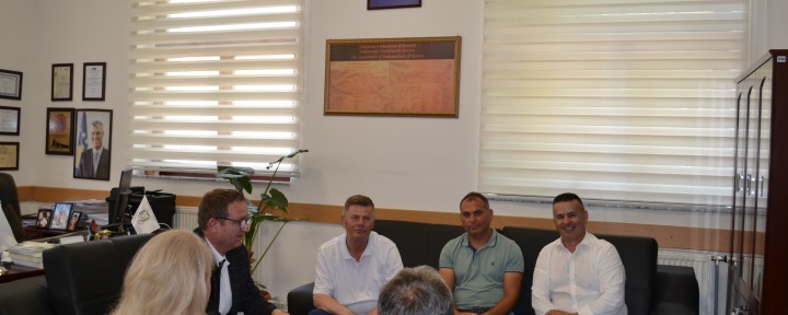Rektori Nimani pret në takim z. Gjergj Malshin me bashkëpunëtorë nga Bashkia e Lezhës
