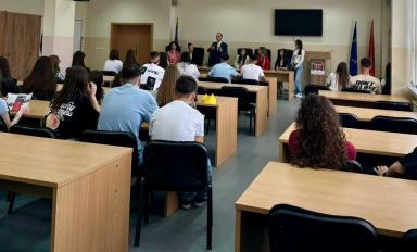 Fakulteti i Filologjisë prezantohet para maturantëve të shkollave të mesme